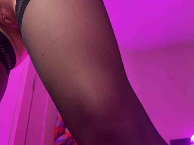 Koketka (19, White Cam Girl) performing squirt.