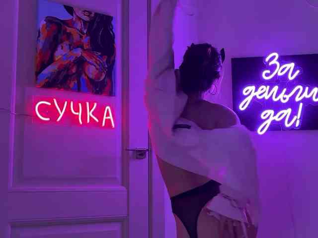 Koketka (19, White Cam Girl) performing squirt.
