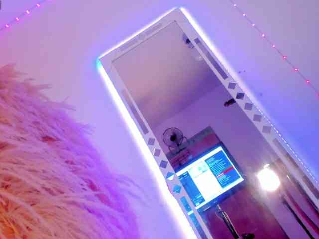 Daveel Zoe (19, Hispanic Cam Model) performing deepthroat.