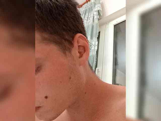 Daniil a (24, White Cam Boy) performing Live Sex.
