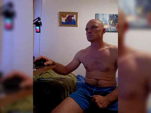 Greatfeelig (37, White Cam Boy) performing Live Sex.