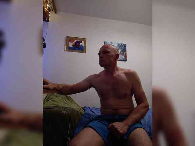 Greatfeelig (37, White Cam Boy) performing Live Sex.